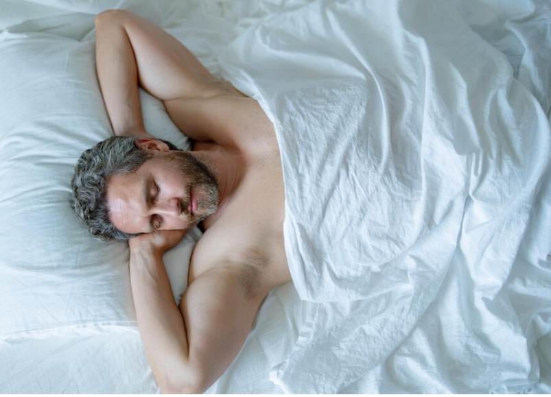 Стало известно, почему мужчинам полезно спать без одежды